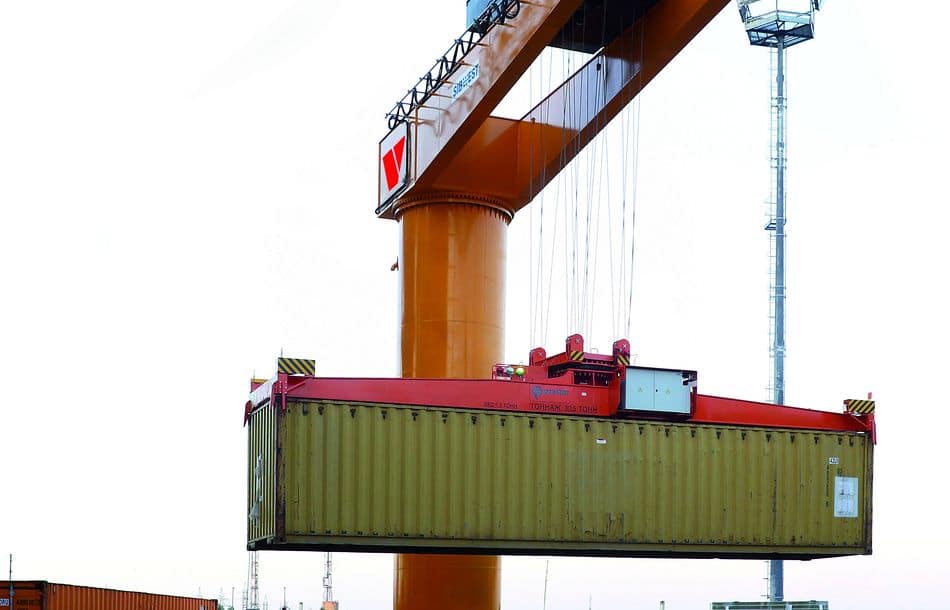 Der 14-Meter-Koloss – Übergroßer Schwenkkran für Containerumschlag