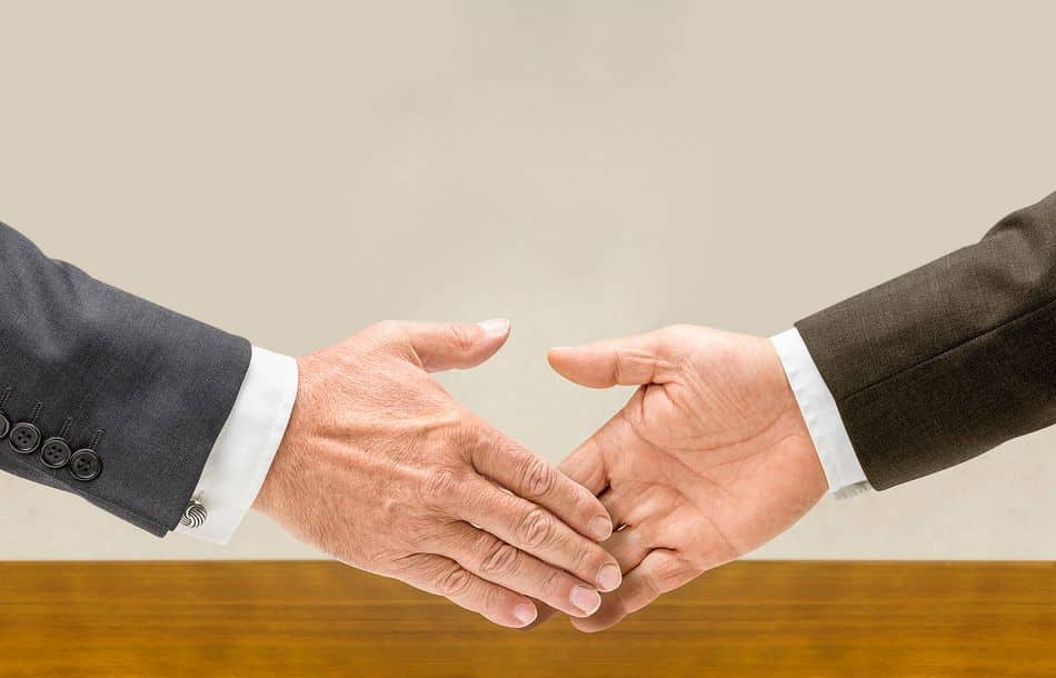 Vertreter Deutschlands und der Türkei reichen sich die Hand