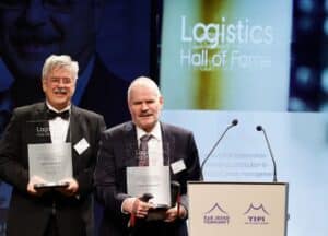 Jakob Hatteland (links) und Ingvar Hognaland nahmen die Mitgliederurkunde der Logistics Hall of Fame in Berlin in Empfang