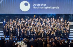 Die CEOs und Nachhaltigkeitsverantwortlichen der 100 Unternehmen erhielten in Düsseldorf ihre Trophäen