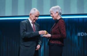 Der frühere Bundesminister und Chef des UN­ Umweltprogramms Prof. Dr. Klaus Töpfer erhielt eine besondere Auszeichnung für sein Lebenswerk, eine goldene Version der DNP-Preiskugel