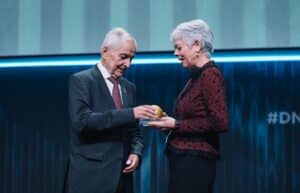 Der frühere Bundesminister und Chef des UN Umweltprogramms Prof. Dr. Klaus Töpfer erhielt eine besondere Auszeichnung für sein Lebenswerk, eine goldene Version der DNP-Preiskugel